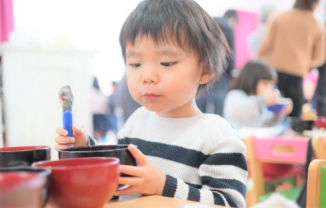 子どもの味覚を育む「うま味」の味比べ！ 簡単”水出し“だし”レシピ